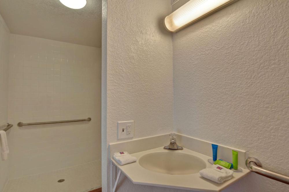 Queen Room with Two Queen Beds - Disability Access interior